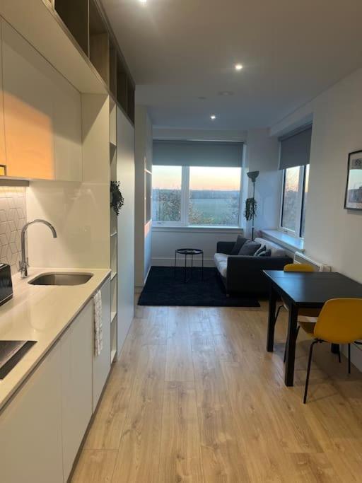 Luxx Apartment & Suites, London Heathrow Airport, Terminal 4, Piccadilly Underground Train Station Nearby! Χίλινγκτον Εξωτερικό φωτογραφία