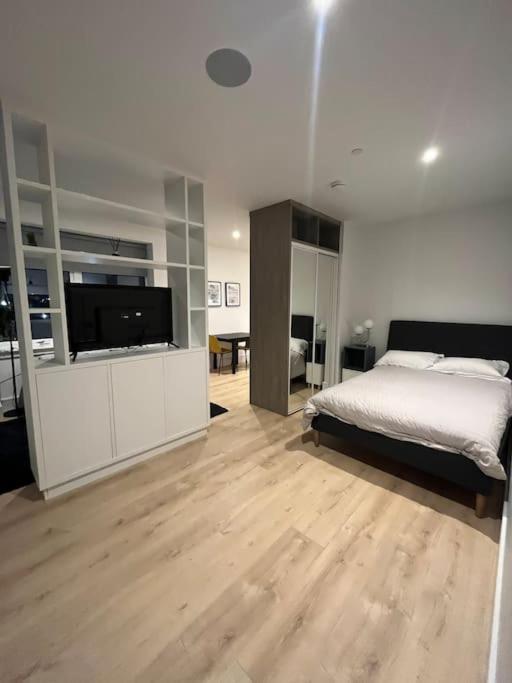 Luxx Apartment & Suites, London Heathrow Airport, Terminal 4, Piccadilly Underground Train Station Nearby! Χίλινγκτον Εξωτερικό φωτογραφία