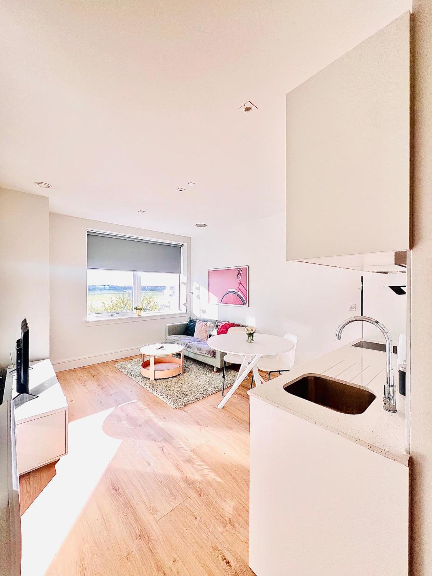 Luxx Apartment & Suites, London Heathrow Airport, Terminal 4, Piccadilly Underground Train Station Nearby! Χίλινγκτον Εξωτερικό φωτογραφία